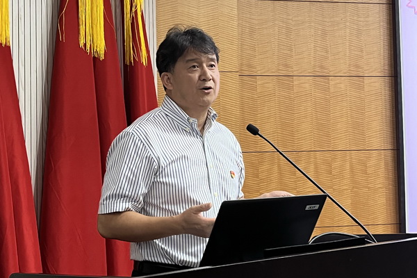 劉小龍作專題報告