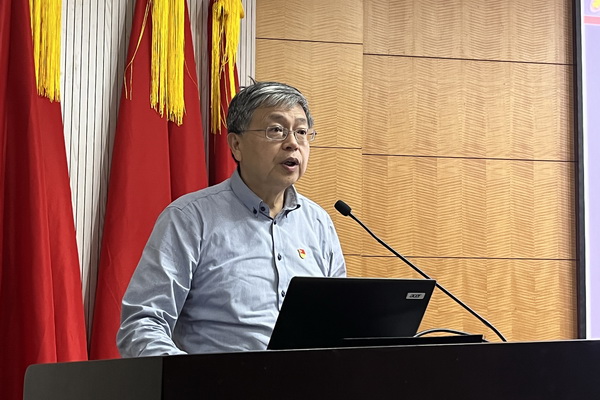 倪福弟作專題報告