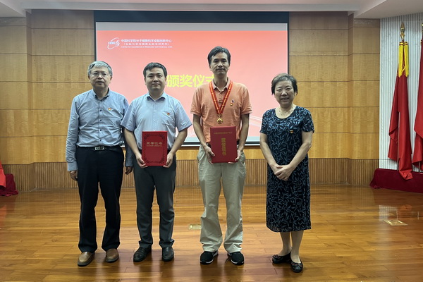 郟靜芳為許琛琦研究員、陳勇研究員頒獎
